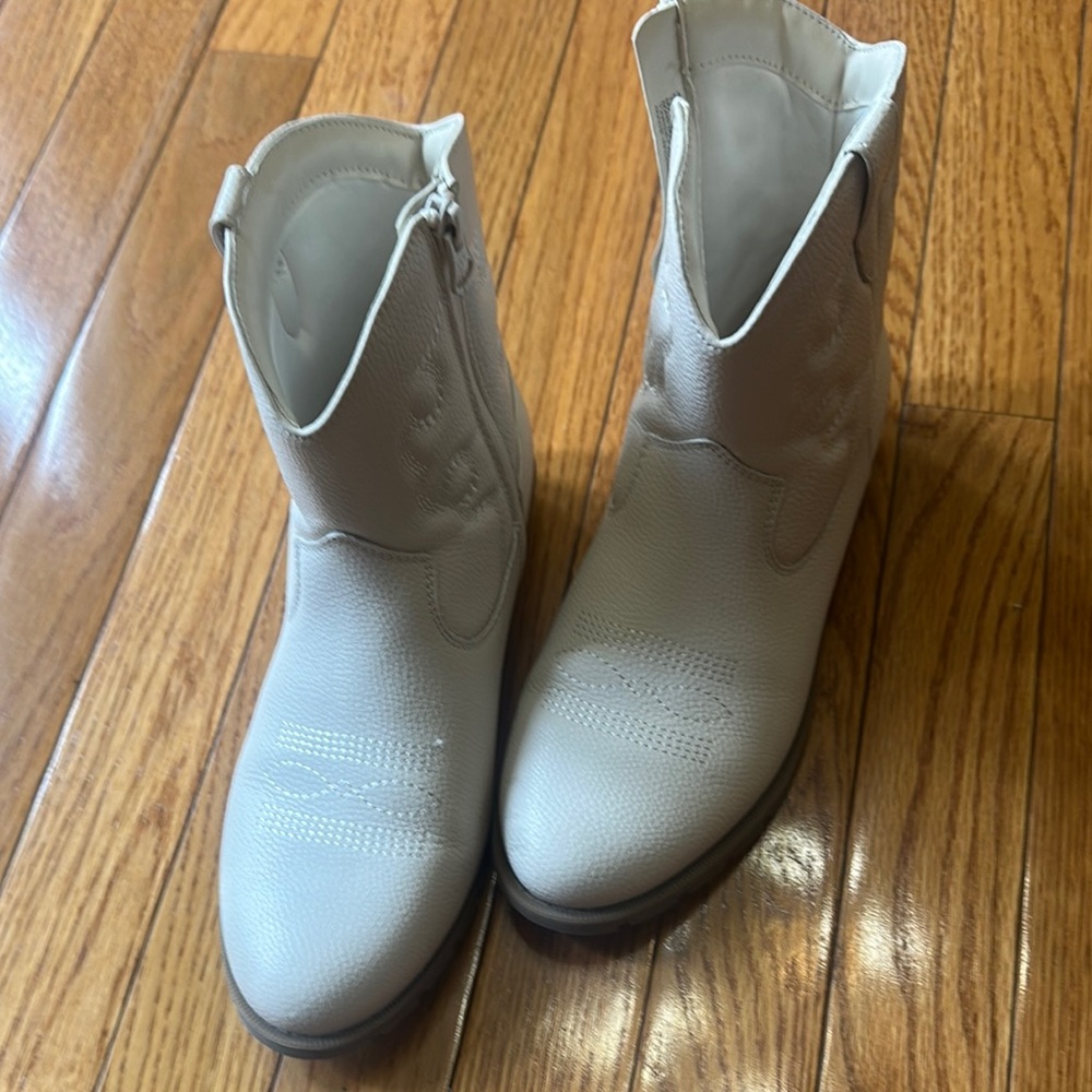 Chic White Leather Boots - Picture 2 of 4